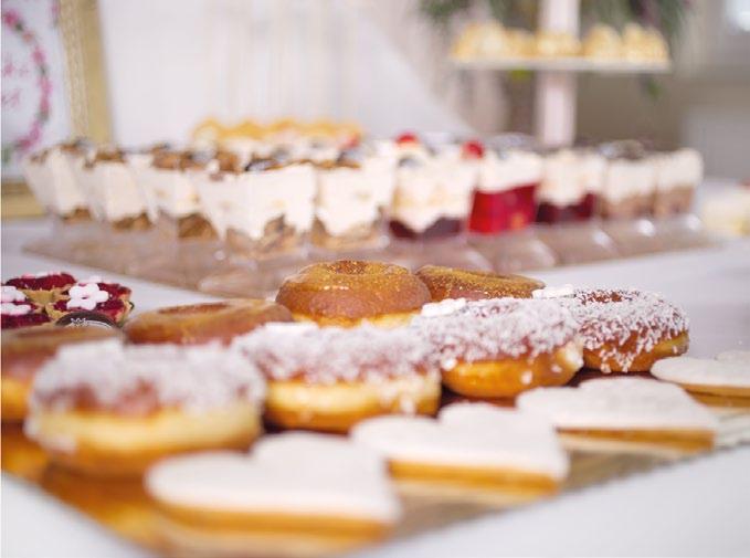 Komponowanie słodkiego poczęstunku Na przyjęciach najlepiej sprawdzają się znane i lubiane wypieki - sernik, jabłecznik, ciasto ze śmietaną i owocami.