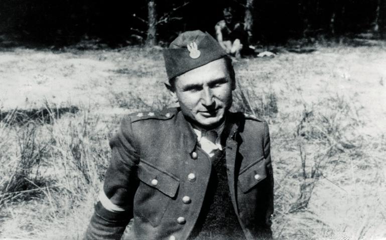 Fot. AIPN m.in. pochodzący z Radomska pchor. Tadeusz Różewicz Satyr, później znakomity poeta i dramaturg.