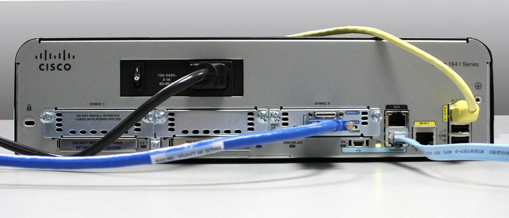 Uwaga: Niektóre kontrolki na tylnym panelu routera Cisco 1941 są niewidoczne na obrazku. a. Na górnym obrazku, sprawdź kontrolki na panelu przednim routera.