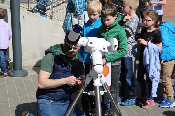 Na te i inne pytania będzie można poznać odpowiedź w trakcie cyklu pokazów astronomicznych połączonych z warsztatami skierowanymi do uczniów szkół podstawowych i ponadpodstawowych.