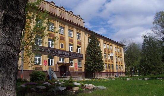 1. 512001 Kucharz INFORMATOR ROK SZKOLNY 2018/2019 TECHNIKUM NR 9 SPECJALNE W KIELCACH ul. Jagiellońska 30 25-608 Kielce tel.: 413676278 e-mail: zpswkielce@poczta.onet.pl 1.
