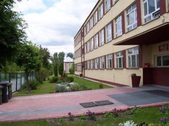 712905 Monter zabudowy i robót wykończeniowych w budownictwie 14. 711204 Murarz-tynkarz 15. 751204 Piekarz 16. 522301 Sprzedawca 17. 752205 Stolarz 18. 722204 Ślusarz 19. 751107 Wędliniarz 14.