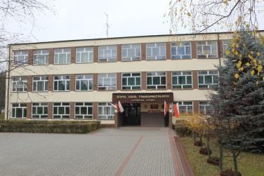 17. 752205 Stolarz 18. 751107 Wędliniarz INFORMATOR ROK SZKOLNY 2018/2019 1. 331403 Technik ekonomista 2. 422402 Technik hotelarstwa 3. 351203 Technik informatyk 4. 333107 Technik logistyk 5.