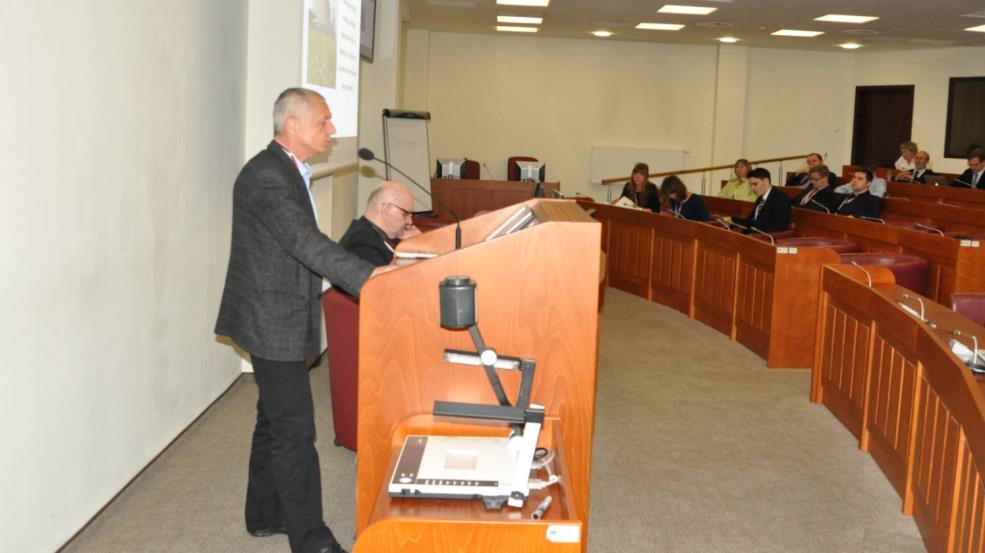 Józef Flizikowski podczas swojej prezentacji Podczas Konferencji ECO- URO-ENERGIA 2016 zaprezentowano w sesjach plenarnych 22 artykuły naukowe, w sesji posterowej 32 postery, natomiast w sesji firm