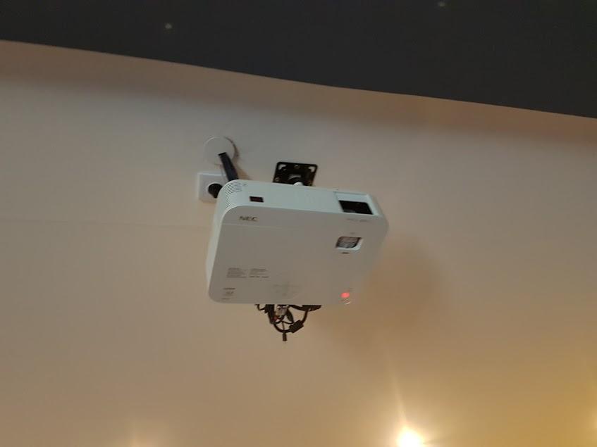 System audiowizualny, na który składa się projektor do zastosowań medycznych, telewizor, zestaw audio video oraz kamera cyfrowa do nagrywania pozwalająca na jednoczesną projekcję 2 obrazów na dużym