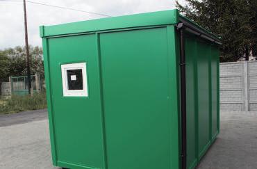 Ściany oraz dach wykonane z płyty warstwowej, izolacja cieplna 60 mm, wypełnienie styropian. Drzwi wejściowe dwuskrzydłowe, na dłuższym boku. Wanna wychwytowa ze zdejmowaną kratownicą.