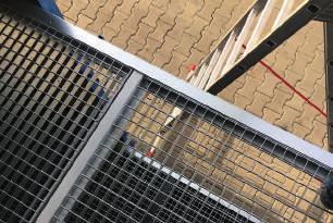 W całości wykonany ze stabilnej spawanej konstrukcji, profili zamkniętych ze stali certyfikowanej.