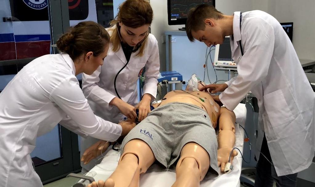 CENTRUM SYMULACJI MEDYCZNEJ 15 sal symulacyjnych wysokiej i 6 sal symulacyjnych niskiej wierności 14 pozostałych