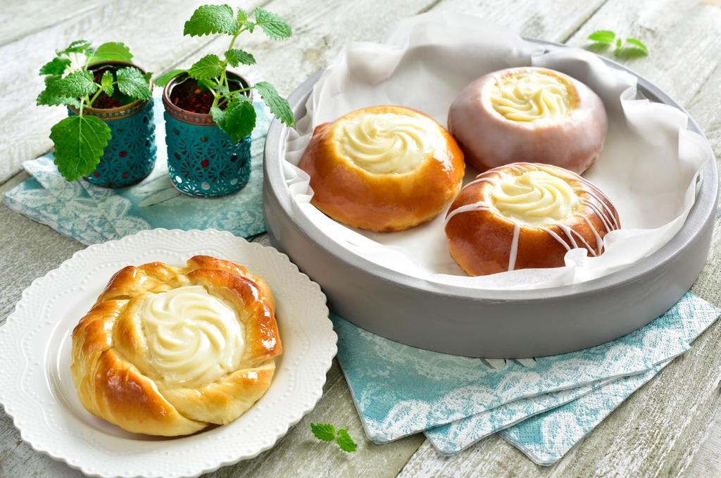 rozsmarowuje. Produkt termostabilny nie zmienia nadanego wcześniej kształtu. Po wypieku nie ma pustych przestrzeni między ciastem a nadzieniem serowym.