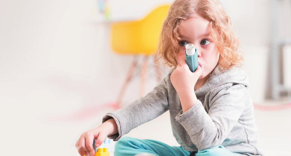 Podczas napadu astmy chory zaczyna kasłać, oddycha z trudem, przy każdym wydechu słychać charakterystyczny świst. Jeśli atak jest ciężki, sinieje. Jak walczyć z astmą?