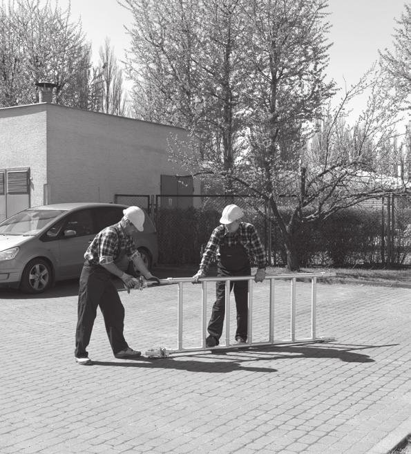 10 4.2. Kolejność montażu 1. Trzpienie zahamowanych kół samonastawnych włożyć w stojaki ram.