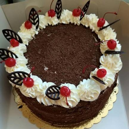 62. Tort Czarny Las Czekoladowe biszkopty z kremem śmietankowym na mascarpone i wiśniami. Dekorowane kremem, wisienkami czekoladą.