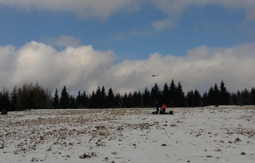 Schodzący do lądowania dron Birdie nad stanowiskiem kontroli (fot. W. Spallek).