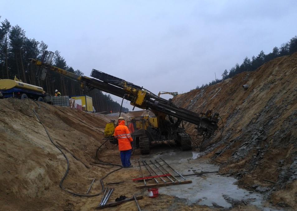 inżynierskich) Wykonywanie drenów wierconych (odwodnienie skarp) Wykonywanie kolumn jet-grouting (wzmacnianie istniejących fundamentów, zabezpieczenie