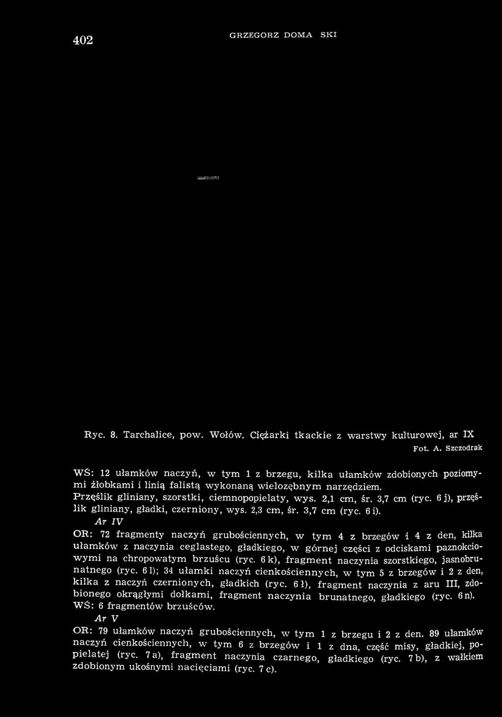 2,1 cm, śr. 3,7 cm (ryc. 6 j), przęślik gliniany, gładki, czerniony, wys. 2,3 cm, śr. 3,7 cm (ryc. 6 i).