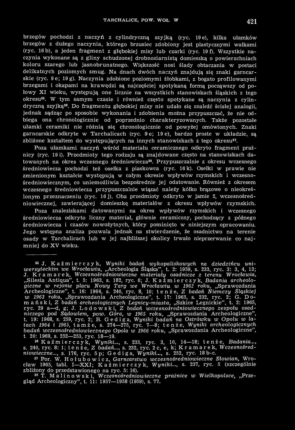 Większość nosi ślady obtaczania w postaci delikatnych poziomych smug. Na dnach dwóch naczyń znajdują się znaki garncarskie (ryc. 9 e; 19 g).