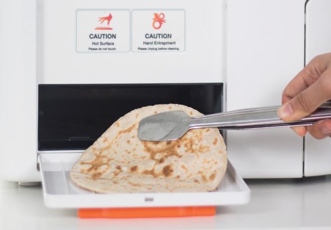10 Wyjąć każdy placek roti szczypcami, gdy wsunie się on na drzwiczki przednie. W trakcie działania aparatu Rotimatic można dostosowywać jakość i preferencje.
