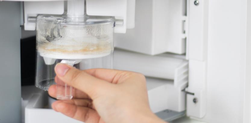CZYSZCZENIE I PONOWNIE WKŁADANIE CZĘŚCI DO ZAGNIATANIA CIASTA Standardowe czyszczenie obejmuje: czyszczenie blachy na ciasto, pojemnika na ciasto, mieszadła i okolic pod VT i tunelu dozującego mąkę.
