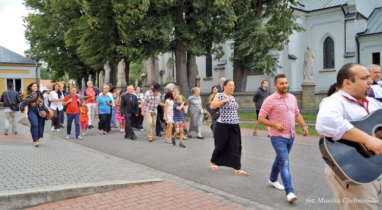 Maśkrethemytko Rypyrybnytko Taboro Romano Dromesa kaj Sasy zamarenys Romen Isy sobota, dyves 30 lipco 2016 berś, pasie Muzeum Etnograficzno dre Tarnów basiaveł Romano Iło, a pasie łengr gila już XVII