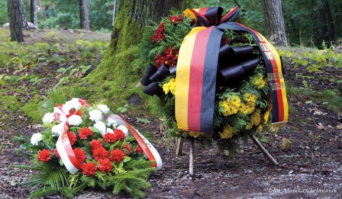 darze i goście z zagranicy. To Ci ostatni odśpiewali pod pomnikiem hymn. Duszpasterz Romów ksiądz Stanisław Opocki odmówił wspólnie ze zgromadzonymi modlitwę i poświęcił pomnik.