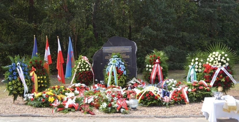 Fot. Anna Szymańska UROCZYSTOŚĆ UPAMIĘTNIAJĄCA ROMÓW I SINTI zamordowanych w czasie II wojny światowej LAS RZUCHOWSKI CHEŁMNO NAD NEREM W środę, dnia 3.08.2016 r. o godz.