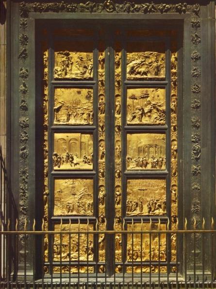 Prace dostarczyło sześciu artystów, a dzieła dwóch z nich 24-letniego złotnika Lorenza Ghibertiego (u góry) i rok młodszego rzeźbiarza i budowniczego Filippa Brunelleschiego (na dole) przeszły do