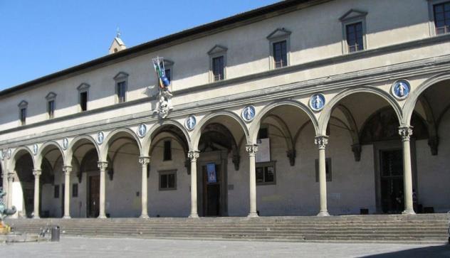 Brunelleschi jego konstrukcję oparł na ośmiu, masywnych żebrach promieniście wyrastających z narożników bębna.