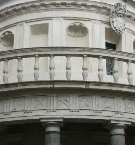 Ponad nimi, na cokole umieszczono kolumnadę, którą tworzy szesnaście toskańskich kolumn, otaczających cylindryczny trzon budowli. Kolumny dźwigają koliste, doryckie belkowanie zwieńczone balustradą.
