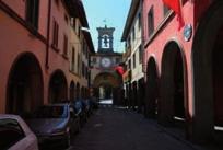 Przy skrzyżowaniu głównej osi miasta z Piazza Agnolo znajduje się odbudowany w 1958 r.