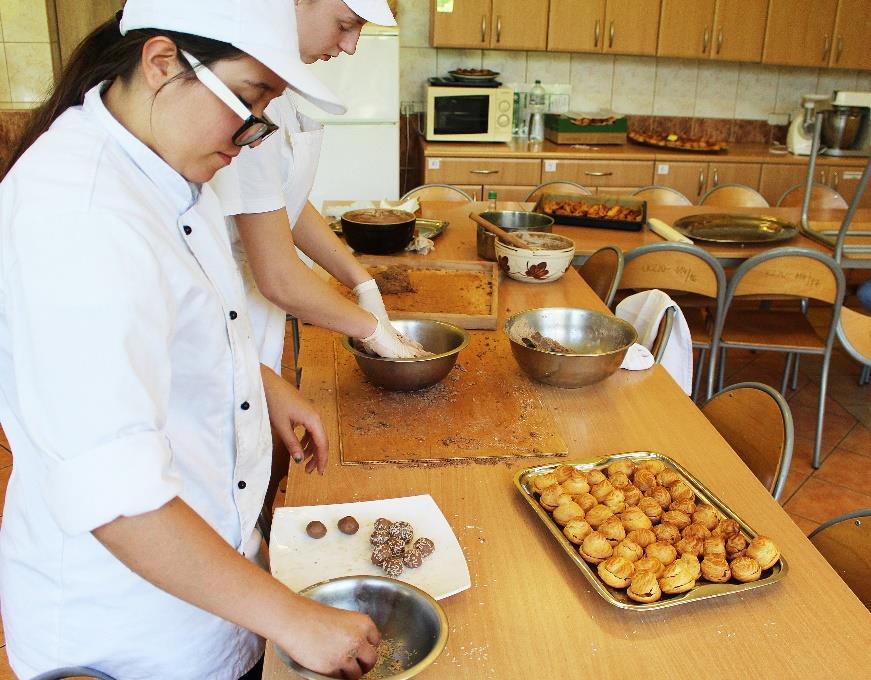 CUKIERNIK Absolwent naszej szkoły, kształcącej w zawodzie cukiernik może podejmować pracę w zakładzie wytwarzającym artykuły cukiernicze, takie jak: ciasta, wyroby czekoladowe, lody, pieczywo