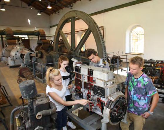 Warto obejrzeć Wystawę Misyjną Misjonarzy Oblatów Maryi Niepokalanej oraz zobaczyć ekspozycje w Muzeum Przyrodniczym Świętokrzyskiego Parku Narodowego.