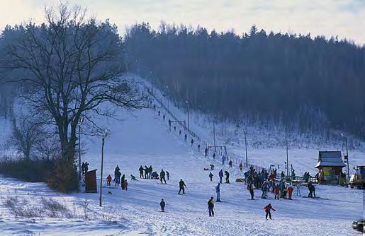 15 km drogą krajową nr 74 lub drogą wojewódzką nr 764, zjazd w drogę do Niestachowa.