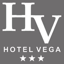 Pokoje w hotelu Vega ***odznaczają się wystrojem w klasycznym stylu i są wyposażone w drewniane meble w