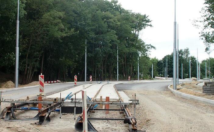 uprzednio przygotowanych fundamentach na ul. Arkońskiej i w obszarze ronda przy Alei Wojska Polskiego. To złożony i czasochłonny proces, który będzie kontynuowany w najbliższym czasie.