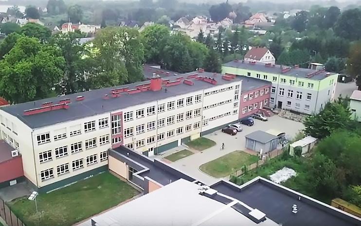 kompensacyjnych. Niewątpliwie ciekawym projektem edukacyjnym jest organizacja wycieczek i zielonej szkoły.