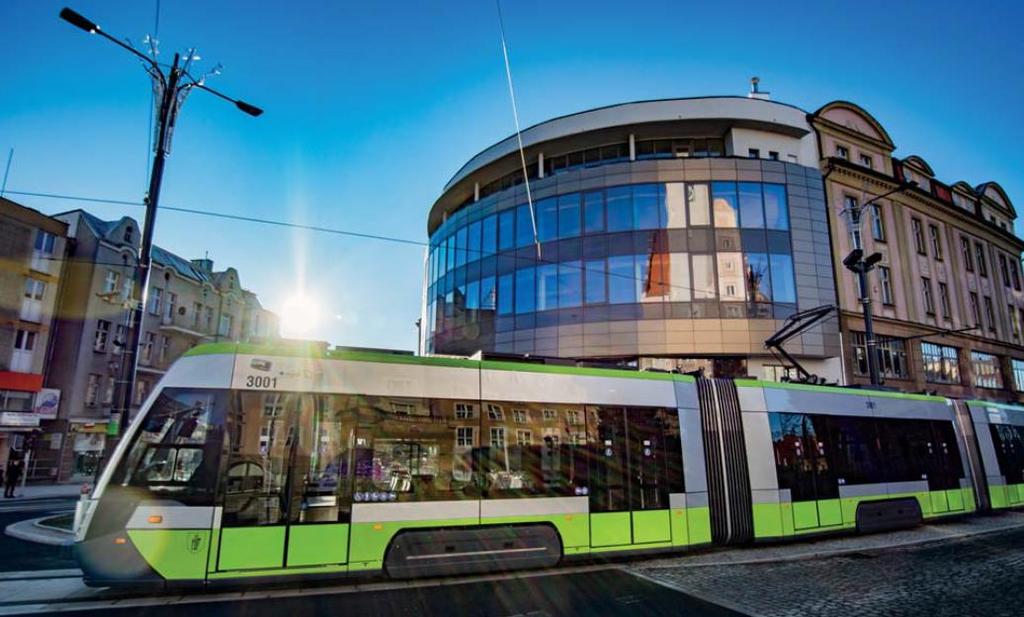 Cechę szczególną stanowi fakt, iż jest najszerszym tramwajem w Polsce i jest to bardzo przydatne w przemieszczaniu się pasażerom oraz osób niepełnosprawnych.