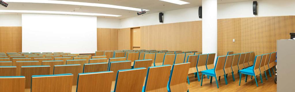 sale konferencyjne A i B Dwie sąsiadujące sale konferencyjne (A i B) są izolowane akustycznie i posiadają odrębne wejścia. Wyposażone są w wysokiej klasy system nagłośnieniowy i projekcyjny.