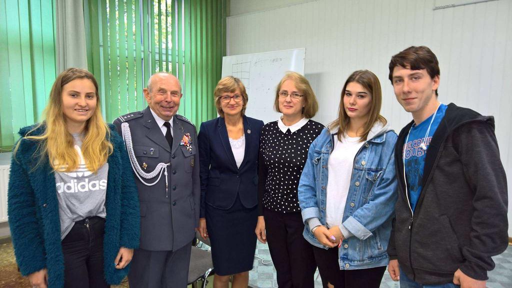 NIUSY:) 20 września młodzieŝ ZSE uczestniczyła w ciekawej lekcji historii na której był wykład Przewodniczącego Wojewódzkiej Rady Związku Sybiraków płk Stanisława