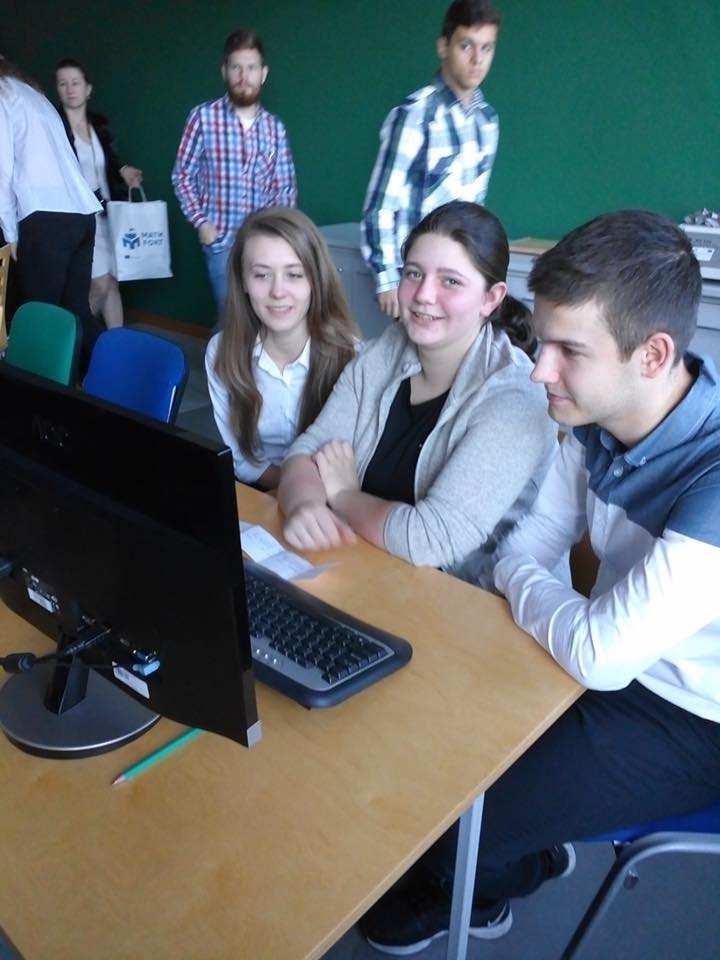 Trzech uczniów klasy 4 te Katarzyna Szolc, Natalia Okoń i Kamil Jurowicz w wyniku eliminacji on-line