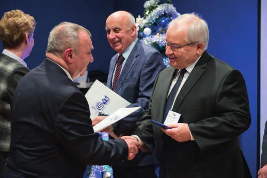 Bolesław Pochopień; przewodnicząca Sądu Koleżeńskiego Oddziału, członek Koła SEP przy Elektrowni Łaziska Dorota Szulik. Fot. 8. Prezes Jerzy Barglik wręcza prof. Janowi Malickiemu Medal im.