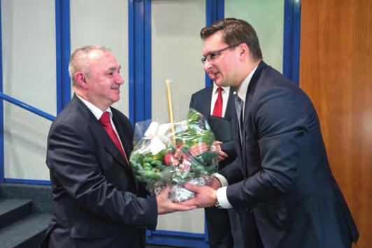 Fot. 13. Prezydent Marcin Krupa składa życzenia i przekazuje symboliczny stroik bożonarodzeniowy Fot. 14. Głos zabiera prezes SEP Piotr Szymczak Fot. 15. Śpiewa Zespół Koralinki Fot. 16.