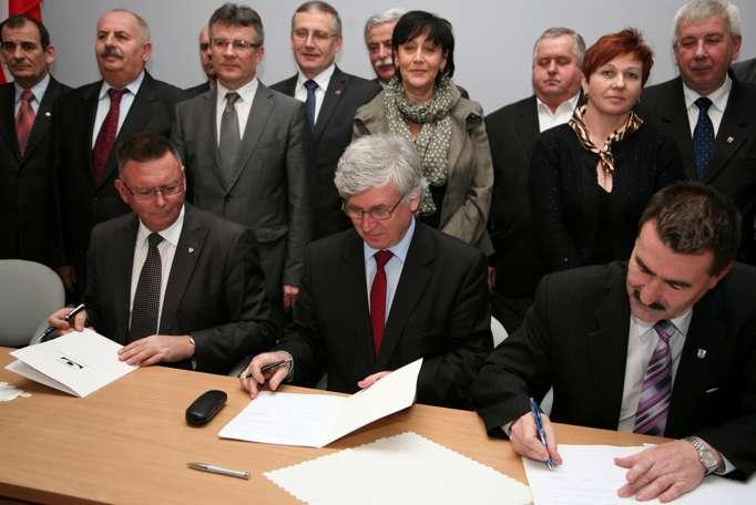 Zbigniew Jaszczuk; Wicewojewoda Zbigniew Ostrowski, Kazimierz Bujakowski, Zbigniew Jaszczuk podpisują list intencyjny Jarosław Kaszewski na zebraniu starostów i geodetów powiatowych województwa