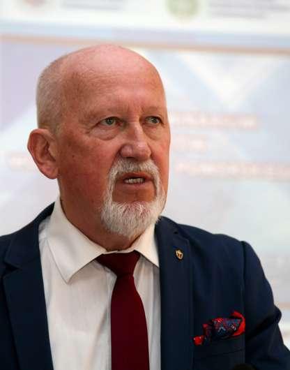 Prowadzący obrady Bolesław Krystowczyk; Przemawia Zbigniew Jaszczuk W dniu