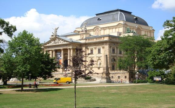 Wiek: 9-17 lat Niemiecki opiekun Lekcje: grupy międzynarodowe Kurs: 20 lekcji w tygodniu 1 lekcja = 45 minut Zakwaterowanie: rodziny lub kampus Wyżywienie: 3 posiłki dziennie Augsburg, Berlin,