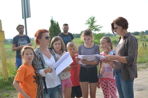 dziedzictwa danej miejscowości) wspólnie z mieszkańcami Zawad Ełckich. Wspólna praca przy zbieraniu materiałów do questu, spotkania z najstarszymi mieszkańcami było bardzo integrującym doświadczeniem.