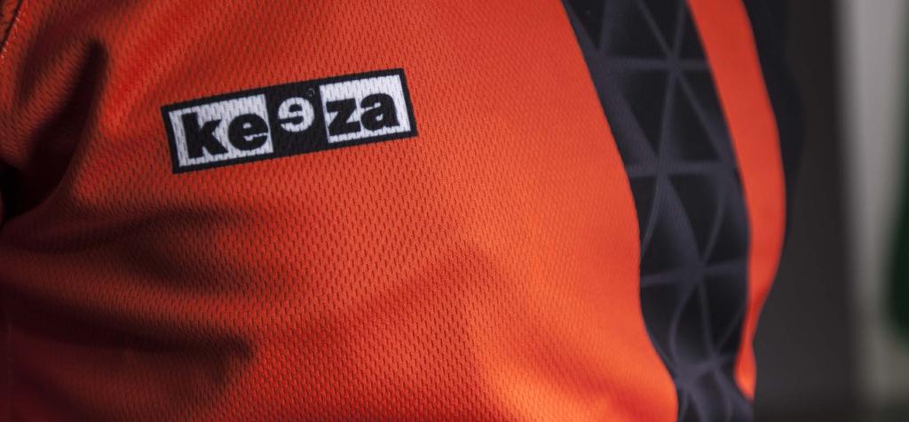 ściągaczem - przedłużony tył - rękaw krótki ROZMIAR: : 122-152 cm /