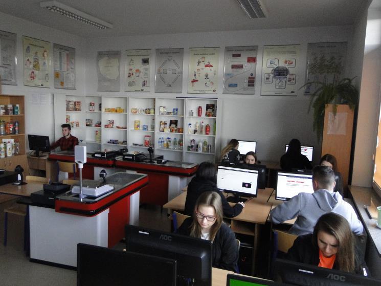 towary pod względem ilościowym i jakościowym, uiszcza należności za dostarczone produkty, przygotowuje i eksponuje produkty do sprzedaży, informuje nabywcę o walorach