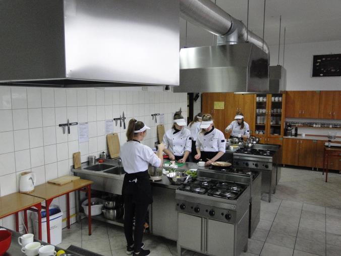 Dokonuje oceny jakości produktów, wyrobów gotowych, potraw i napojów pod kątem ich zgodności z przepisami kulinarnymi.