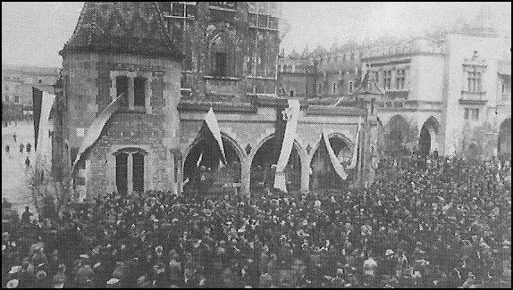 Manifestacja polska przy wieży ratuszowej w Krakowie (domena publiczna) 28 PAŹDZIERNIKA 1918 W związku z deklaracją Karola I o federalizacji monarchii habsburskiej w Krakowie