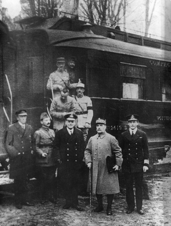 Marszałek Foch przed wagonem kolejowym w lesie Compiègne (domena publiczna) 11 LISTOPADA 1918 W wagonie kolejowym w lesie pod francuskim Compiègne podpisano rozejm pomiędzy państwami ententy a